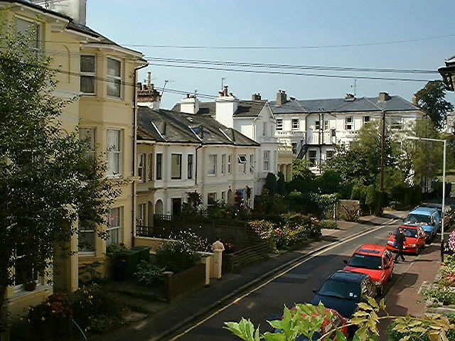 south side York Road - in the front: Nos 27/29, reminiscence of a 4 house-terrace, then the lower scaled nos. 31 - 39 with their front gardens, in the background: 74/75 London Road/York Road
